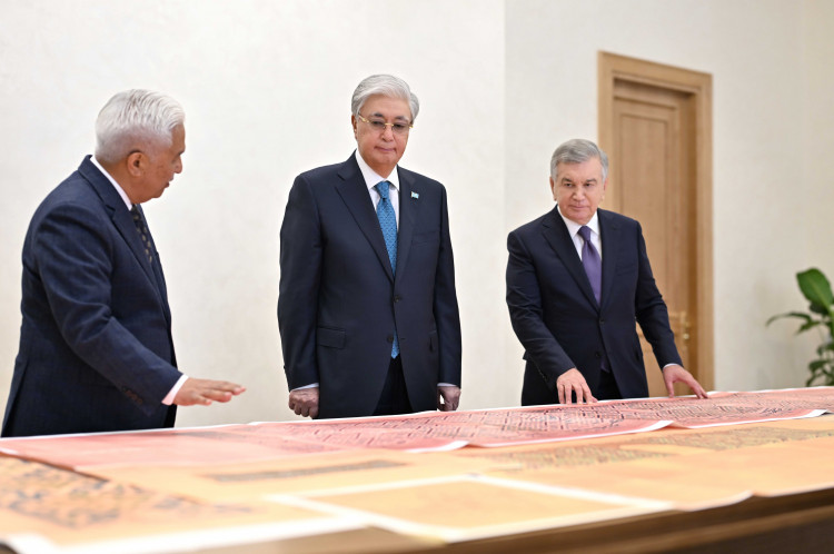 Шавкат Мирзиёев Қасым-Жомарт Тоқаевқа бірқатар тарихи құжатты тапсырды