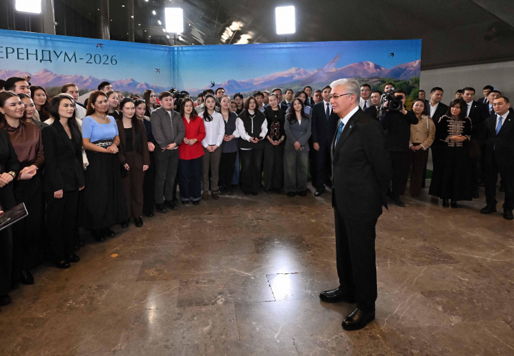 Глава государства побеседовал с молодежью, принимавшей активное участие в референдуме